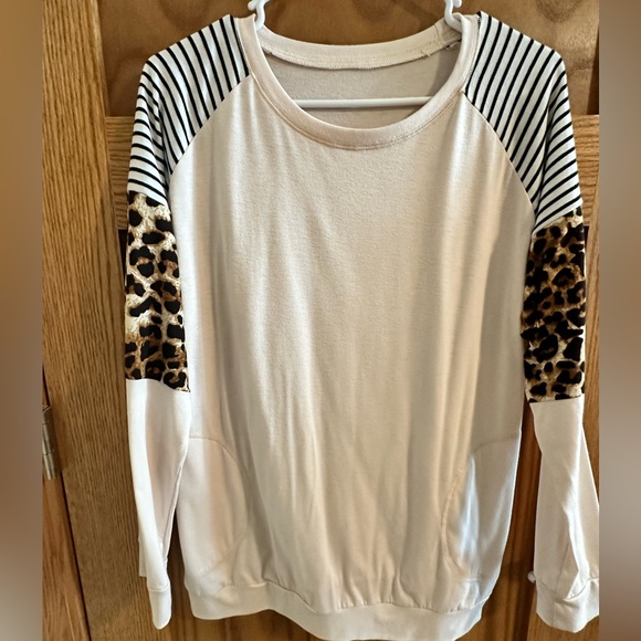 Long Sleeve Top with cheetah print - Picture 1 of 6